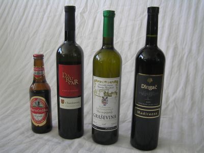 Tre produkter från Daruvar (till vänster). Till höger en flaska Dingač, som anses vara ett av Kroatiens bästa viner. Tre produkter från Daruvar (till vänster). Till höger en flaska Dingač, som anses vara ett av Kroatiens bästa viner.